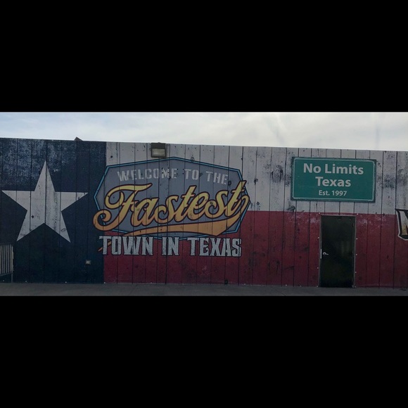 Meet your Posher, Leslie aka @TRENDYTREASURE1!!! - Picture 3 of 8